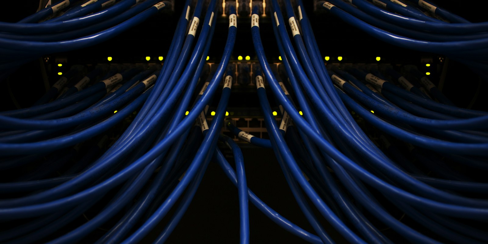 Network cabling in a patch panel