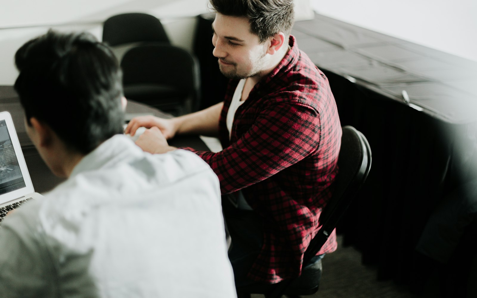 Fasthuma IT consultant meeting a business client